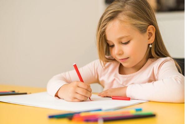Bambina che disegna