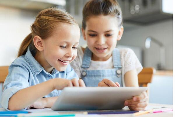 Bambini con tablet