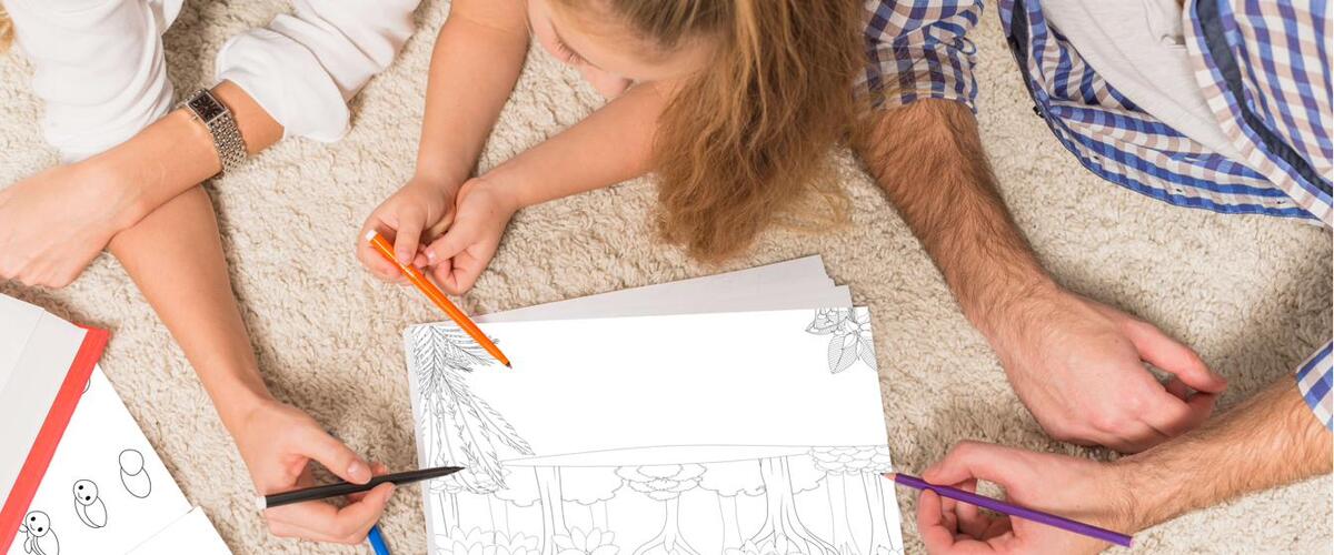 Famiglia che disegna insieme